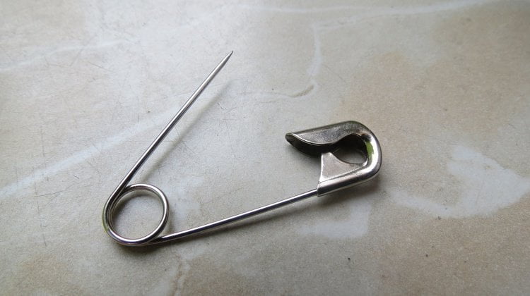 survival uses for safety pins